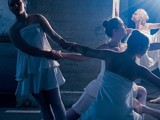 Pressefoto i blå farver af balletelever, set fra ryggen