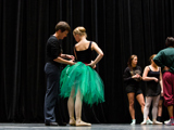 Balletelev får rettet sin kostume til på scenen