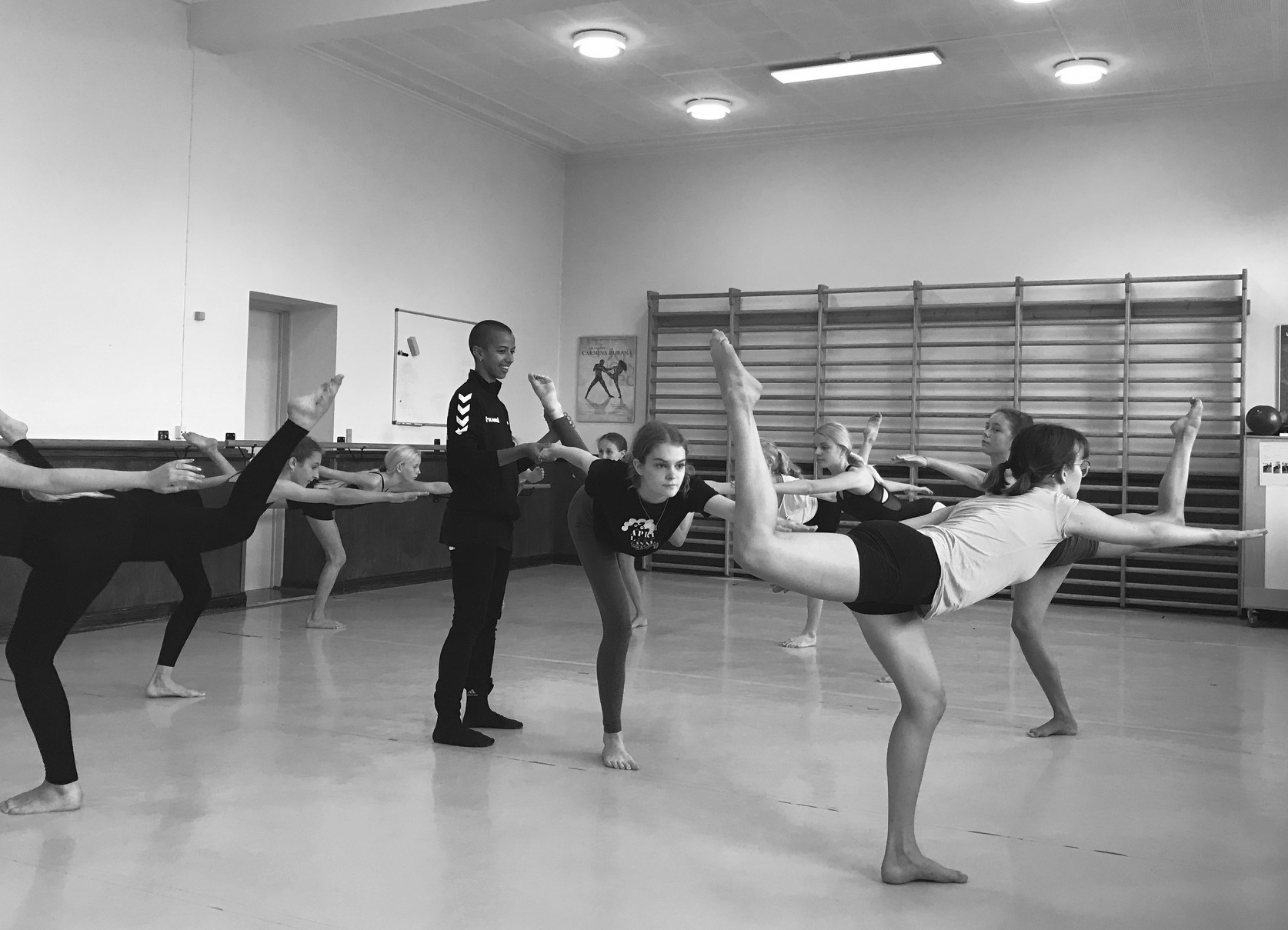 Et hold voksenelever danser i salen