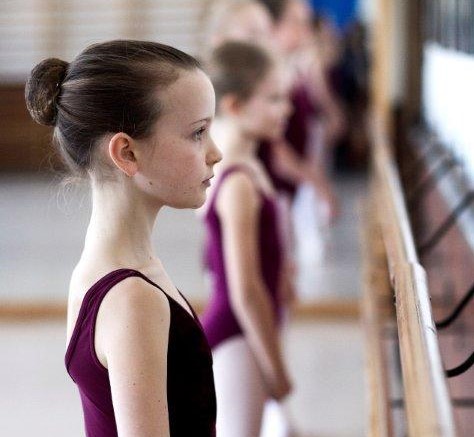 Balletelev set fra siden